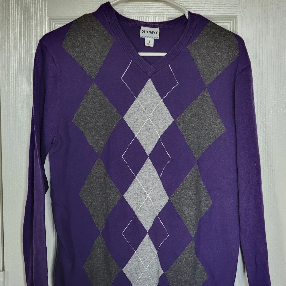 🌟Old Navy Men's argyle v-neck sweater, purple with dark gray and light gray